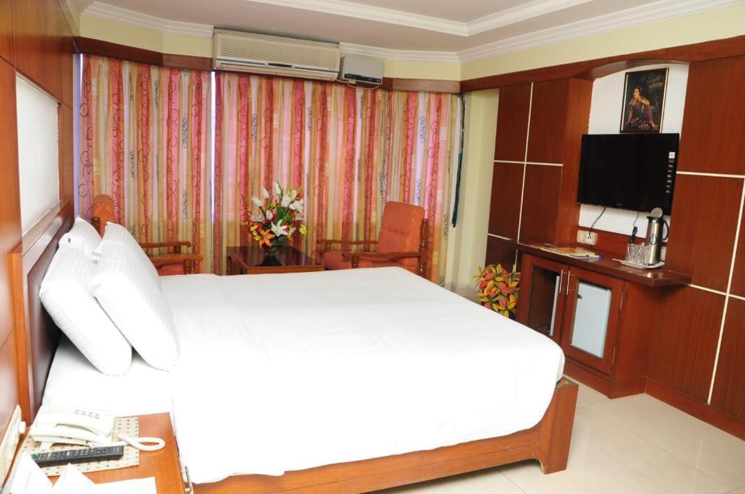 Hotel Plr Grand Tirupati Extérieur photo