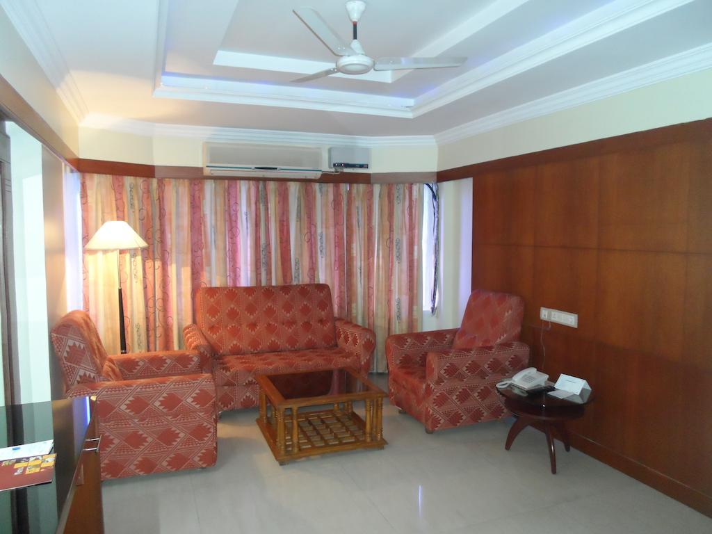 Hotel Plr Grand Tirupati Extérieur photo