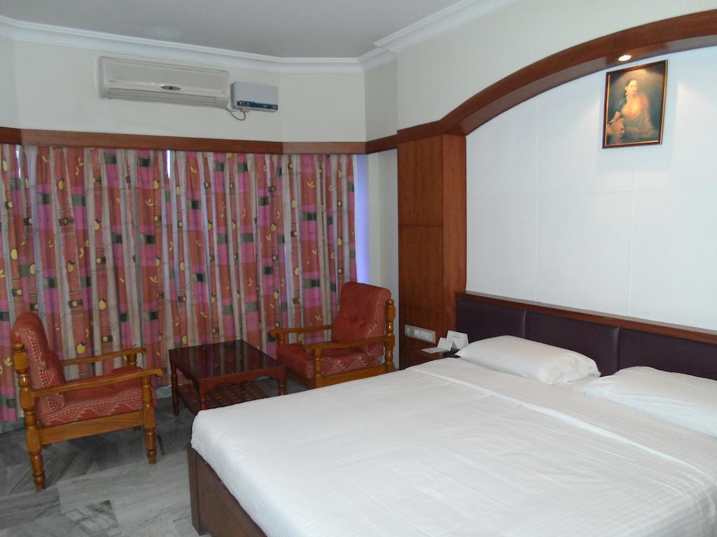 Hotel Plr Grand Tirupati Extérieur photo