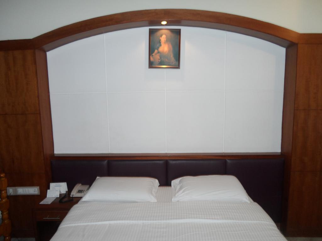 Hotel Plr Grand Tirupati Extérieur photo