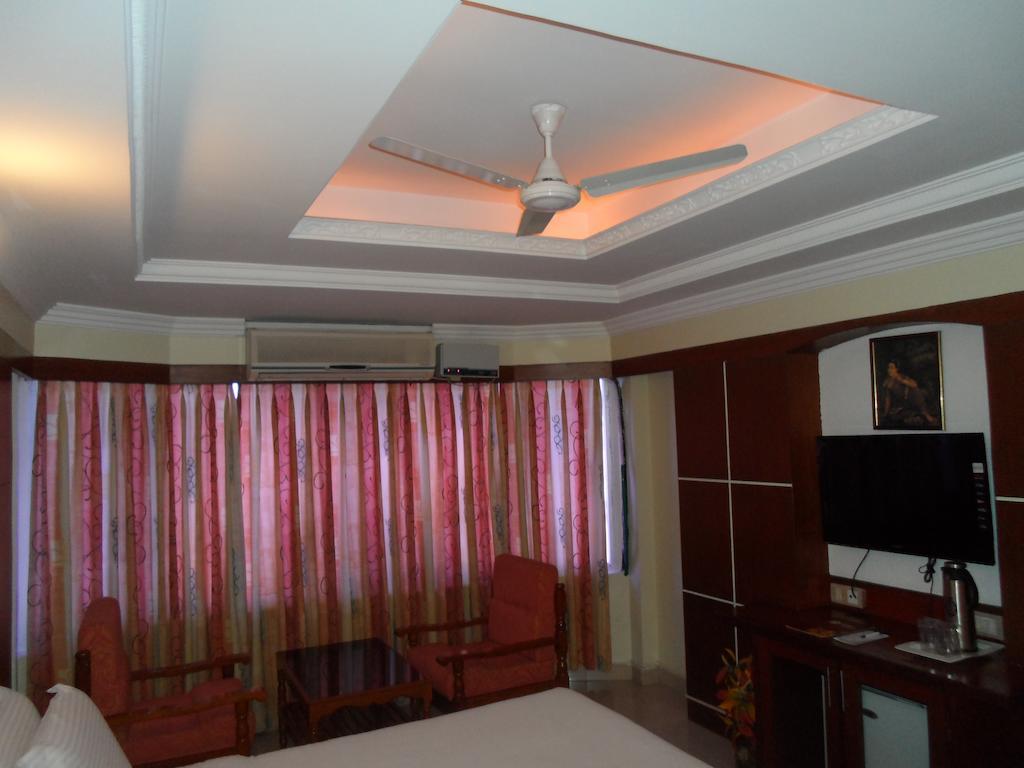 Hotel Plr Grand Tirupati Extérieur photo