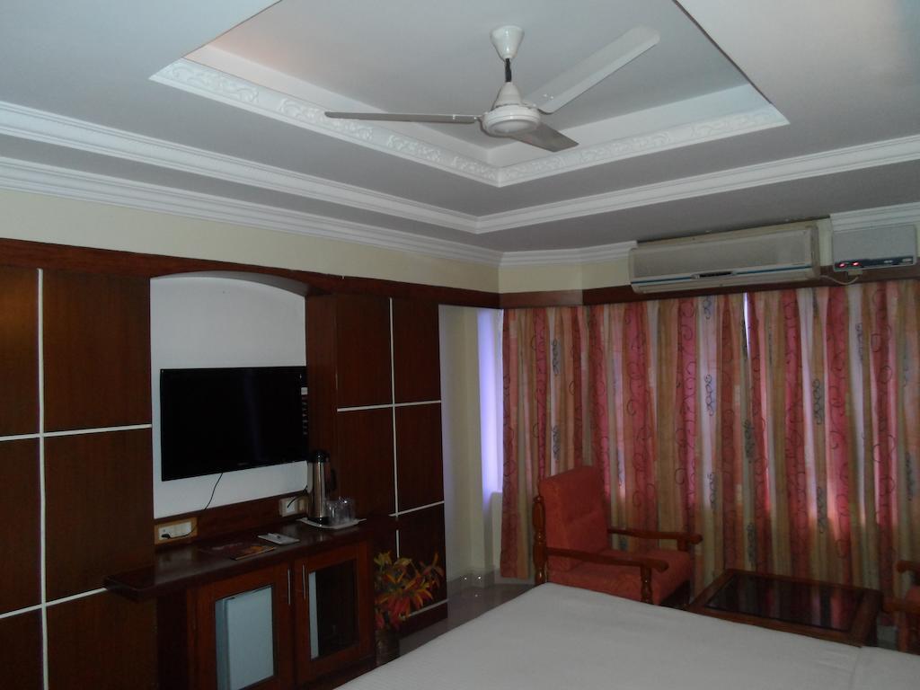 Hotel Plr Grand Tirupati Extérieur photo