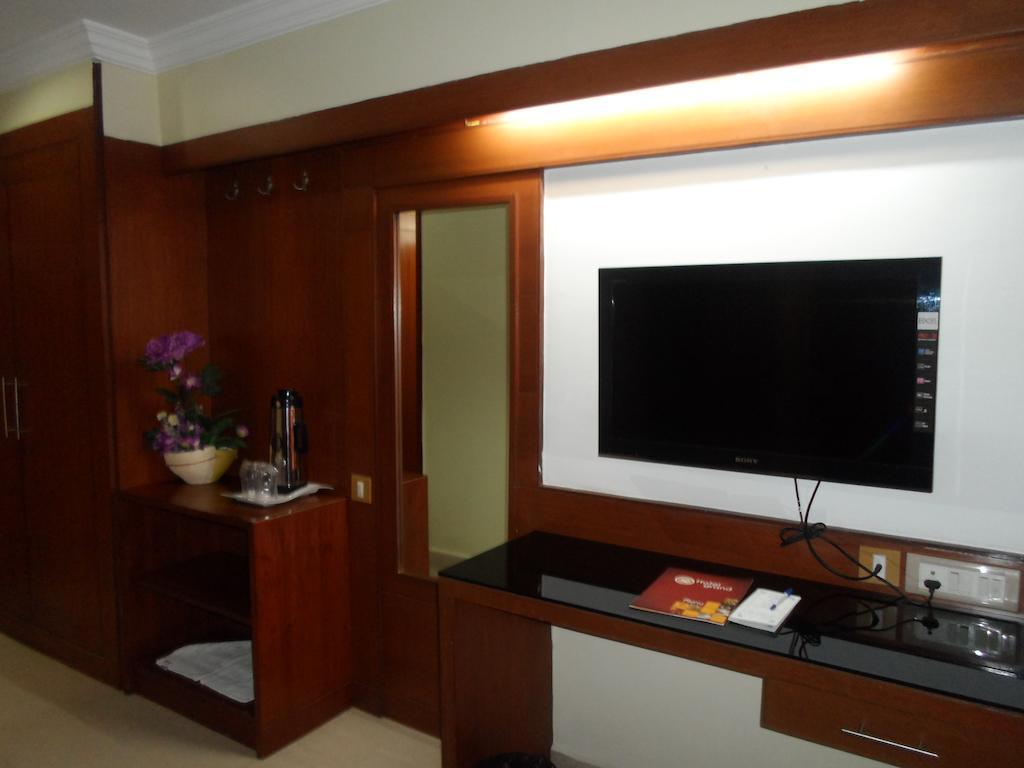 Hotel Plr Grand Tirupati Extérieur photo