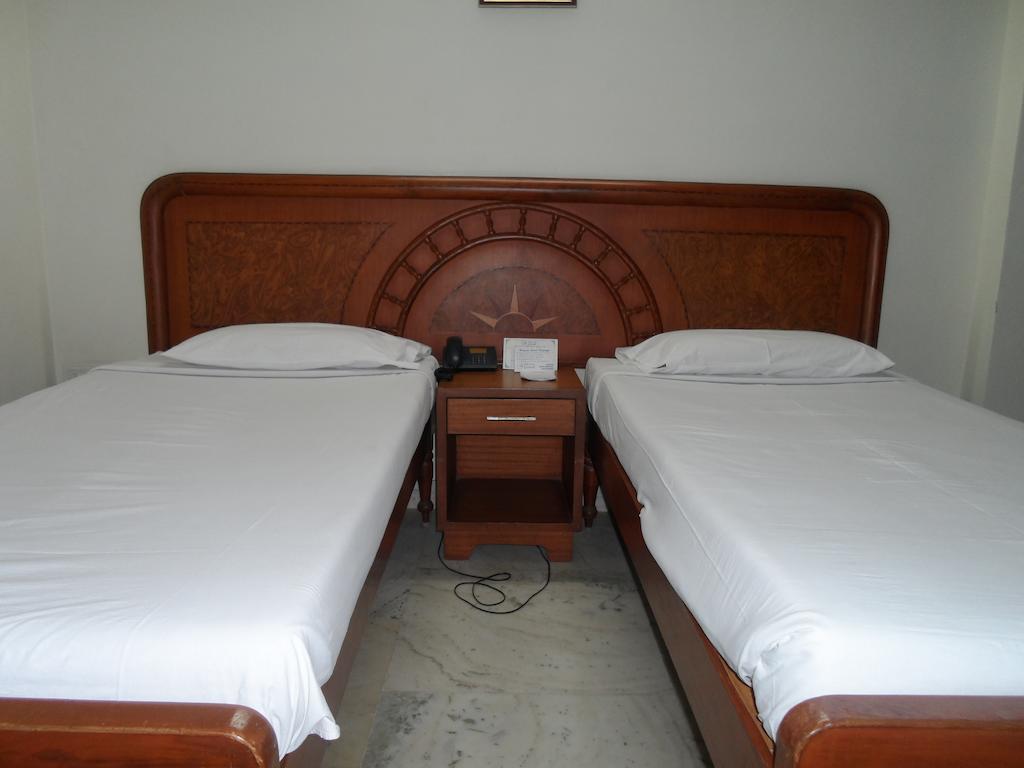 Hotel Plr Grand Tirupati Extérieur photo