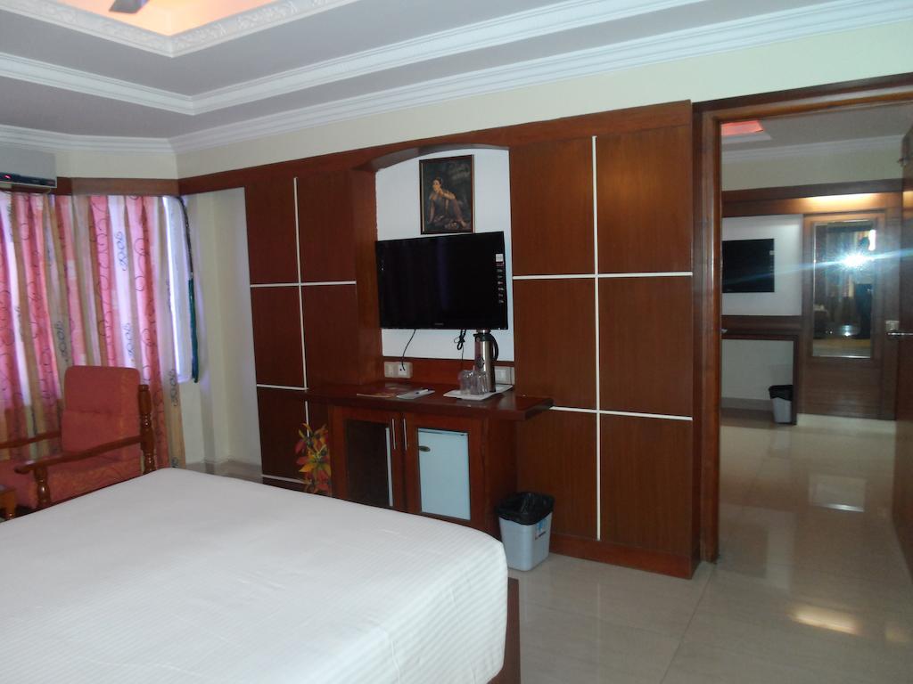 Hotel Plr Grand Tirupati Extérieur photo