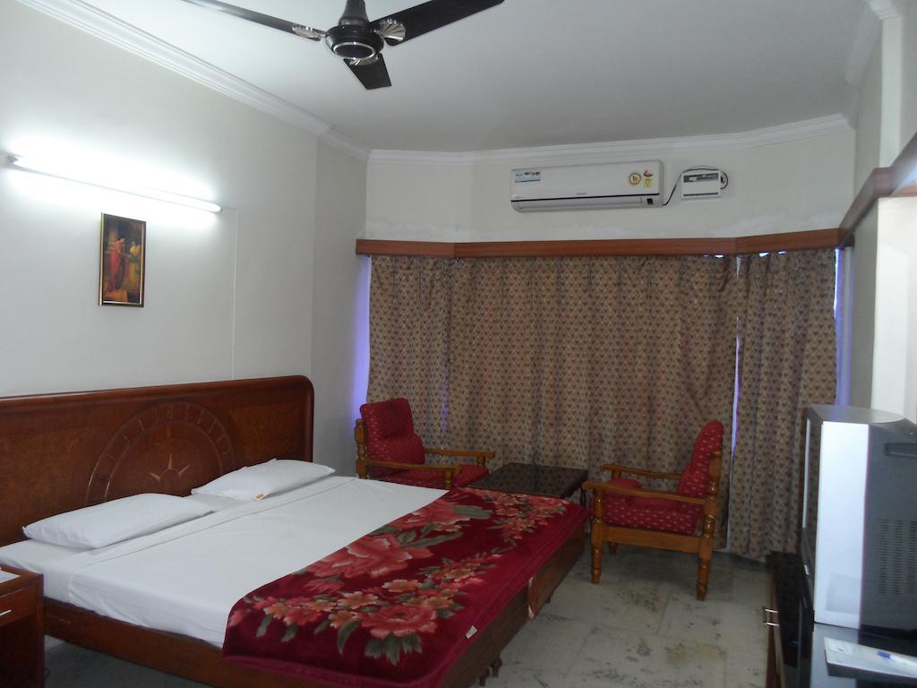 Hotel Plr Grand Tirupati Extérieur photo