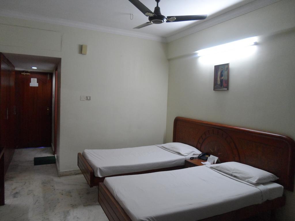 Hotel Plr Grand Tirupati Extérieur photo