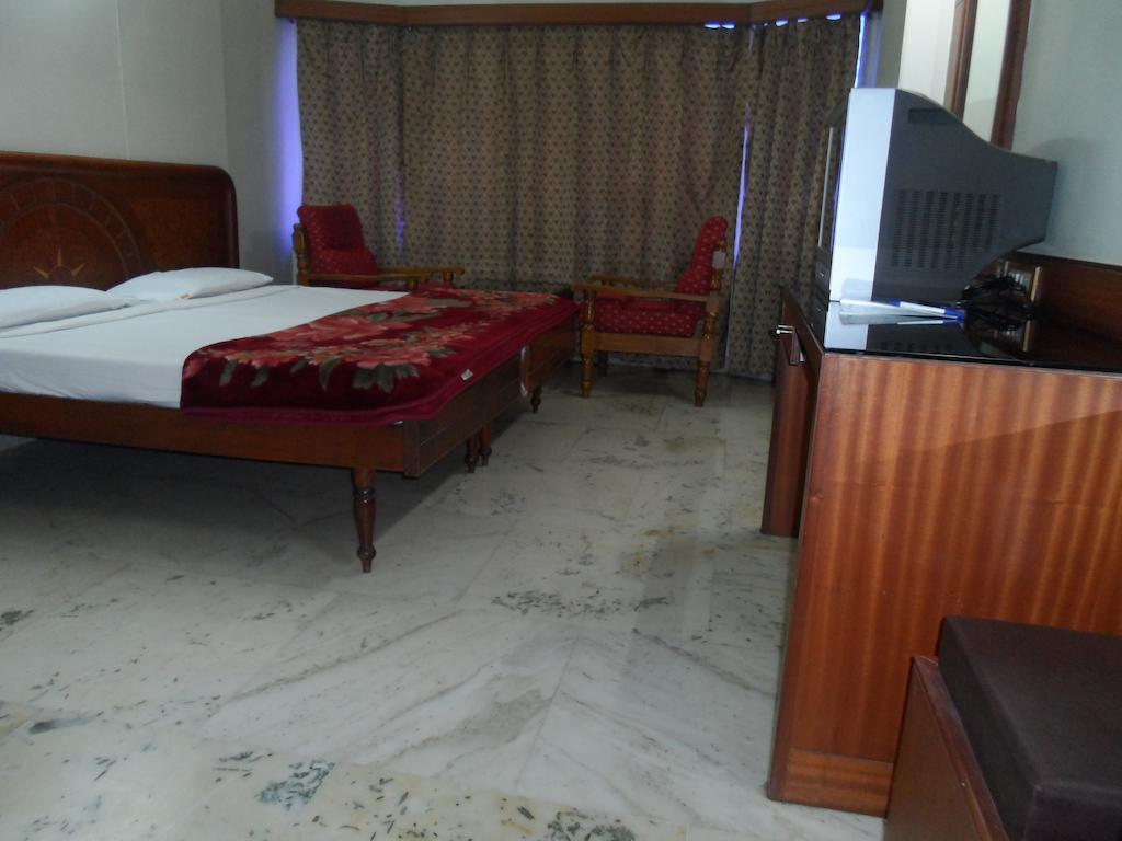 Hotel Plr Grand Tirupati Extérieur photo