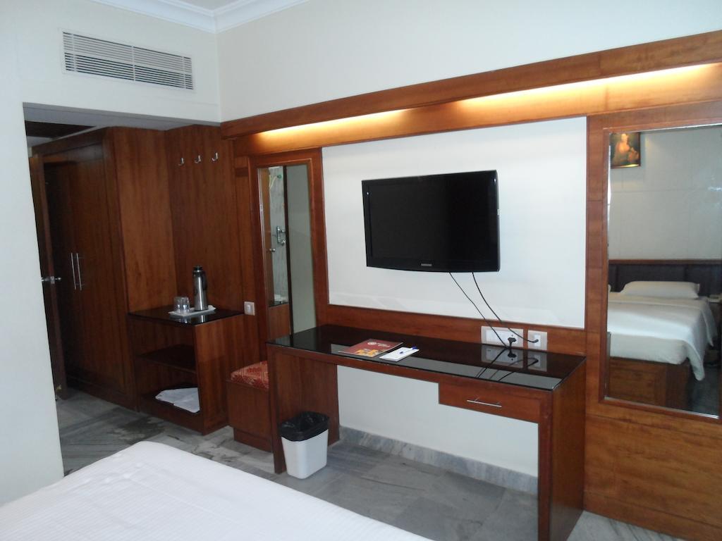 Hotel Plr Grand Tirupati Extérieur photo