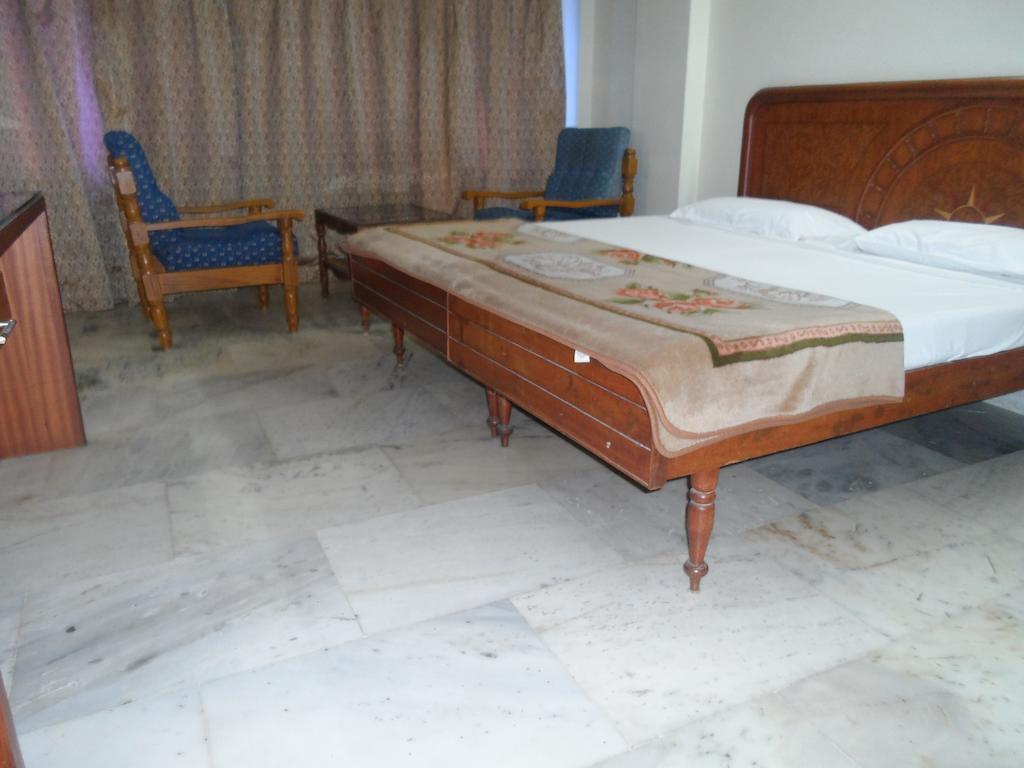 Hotel Plr Grand Tirupati Extérieur photo