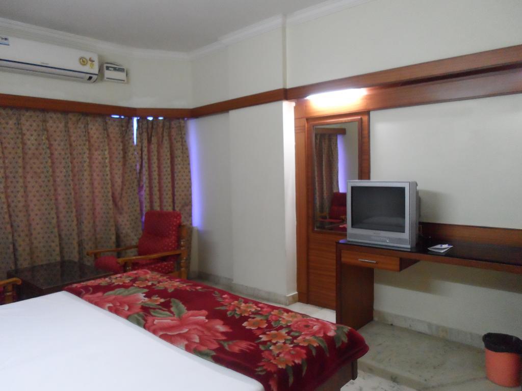 Hotel Plr Grand Tirupati Extérieur photo