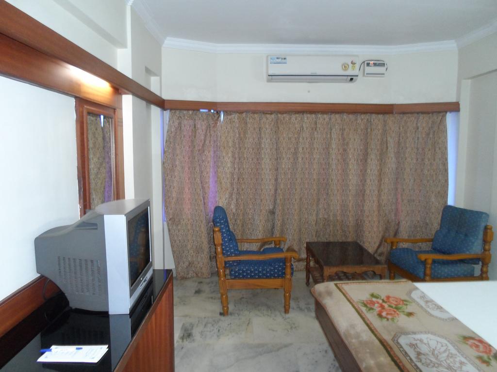 Hotel Plr Grand Tirupati Extérieur photo