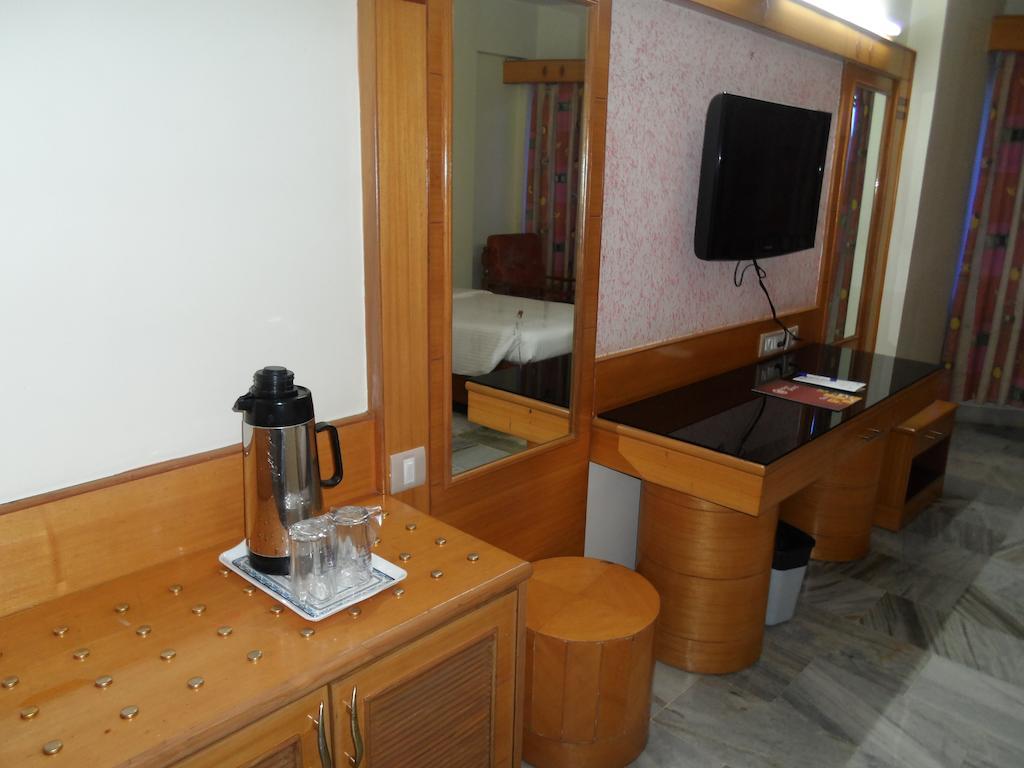 Hotel Plr Grand Tirupati Extérieur photo