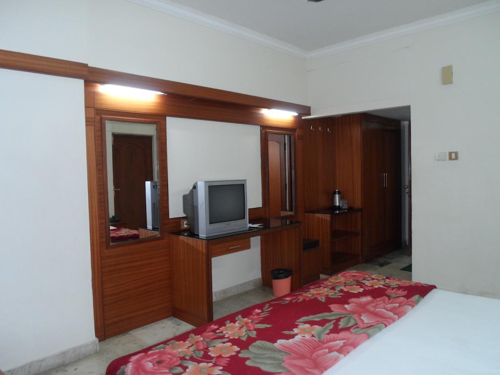 Hotel Plr Grand Tirupati Extérieur photo