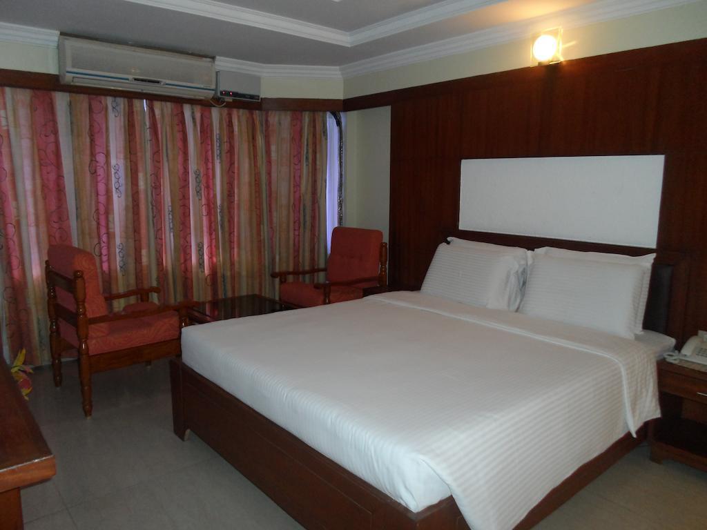 Hotel Plr Grand Tirupati Extérieur photo