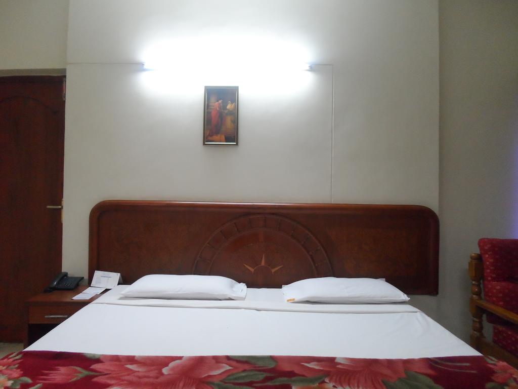 Hotel Plr Grand Tirupati Extérieur photo