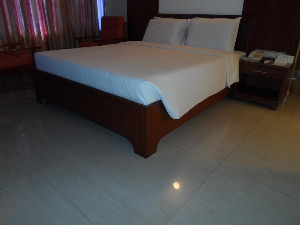 Hotel Plr Grand Tirupati Extérieur photo