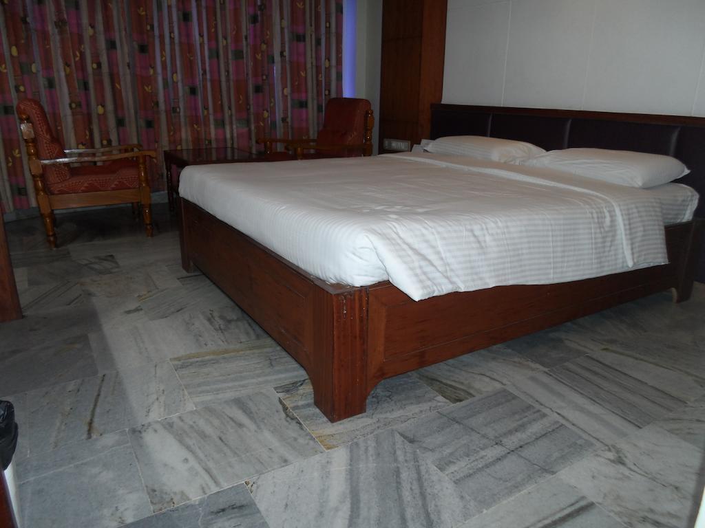 Hotel Plr Grand Tirupati Extérieur photo