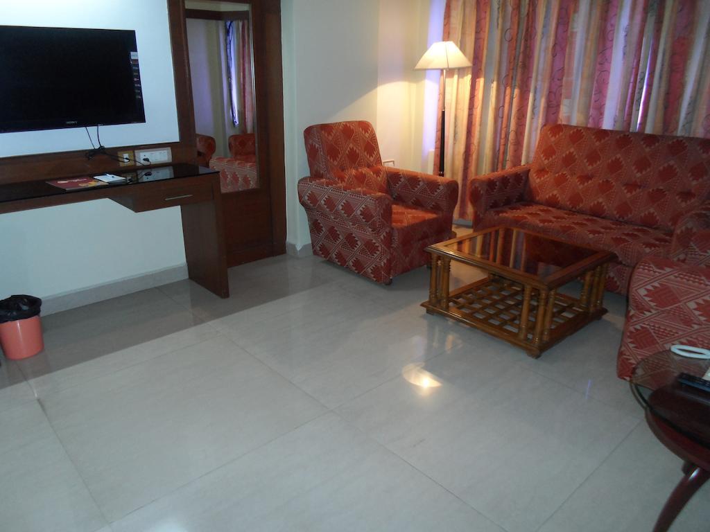 Hotel Plr Grand Tirupati Extérieur photo