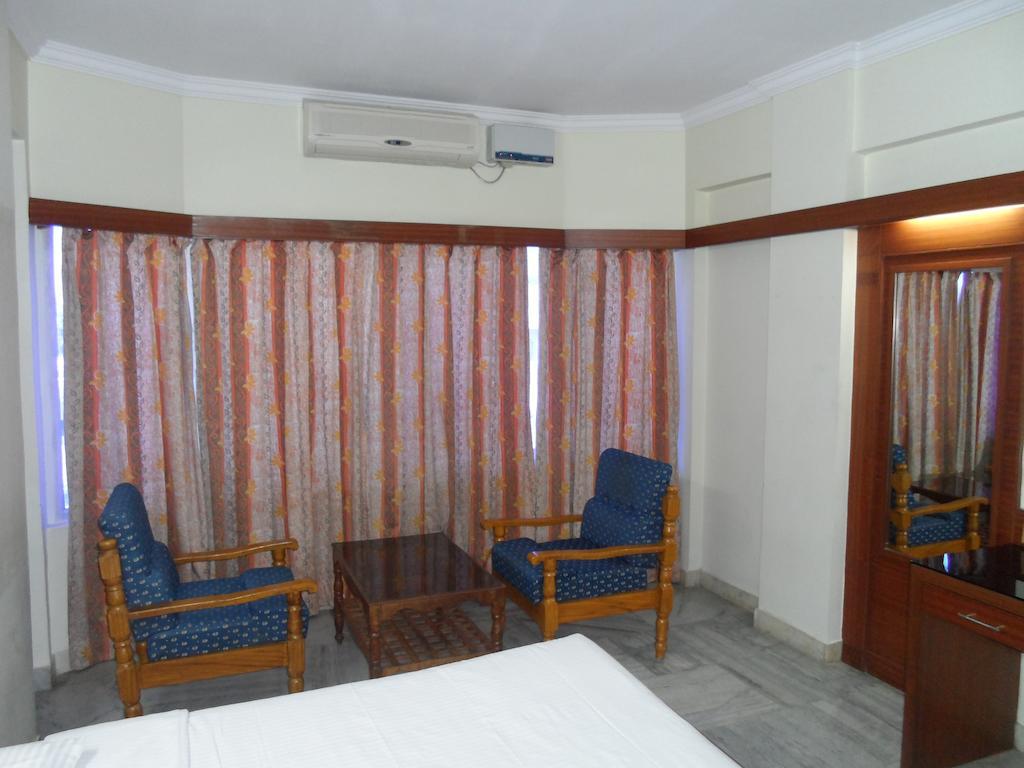 Hotel Plr Grand Tirupati Extérieur photo