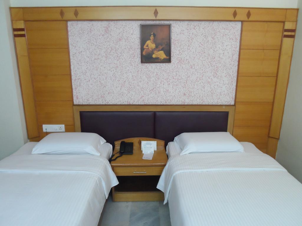 Hotel Plr Grand Tirupati Extérieur photo