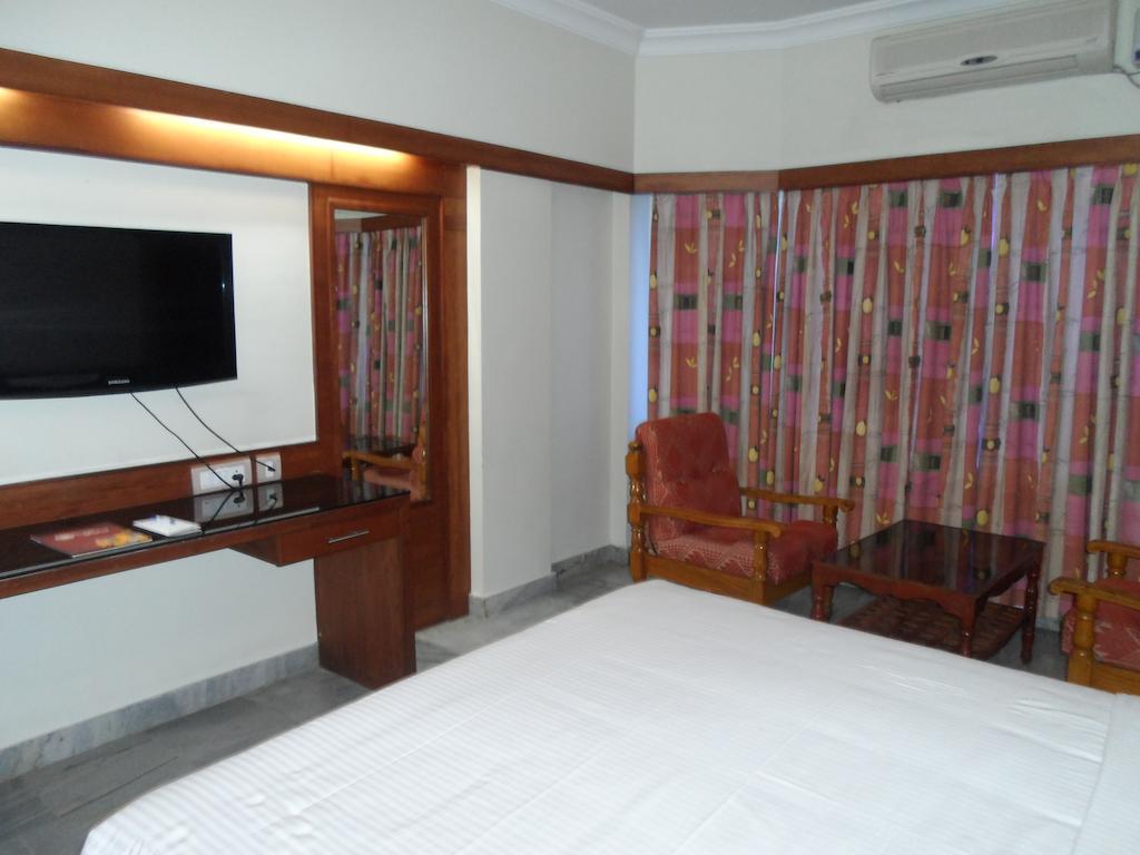 Hotel Plr Grand Tirupati Extérieur photo