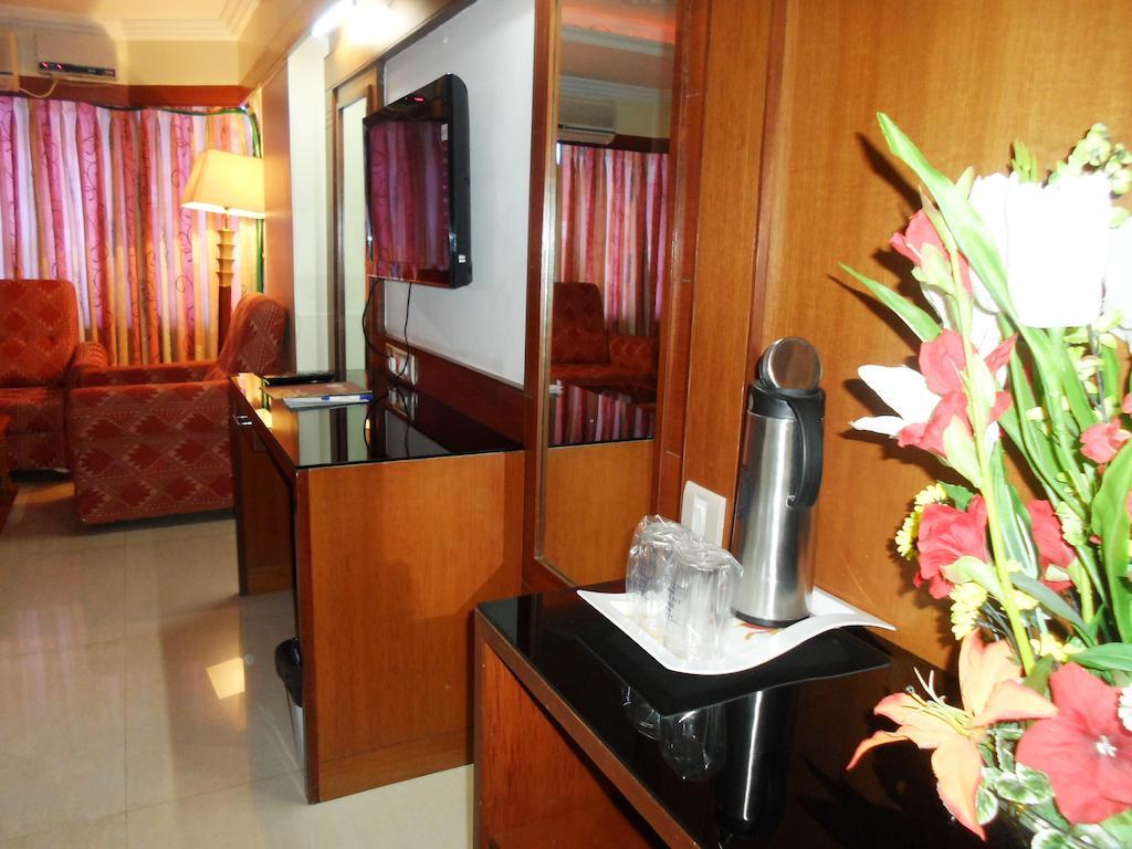 Hotel Plr Grand Tirupati Extérieur photo