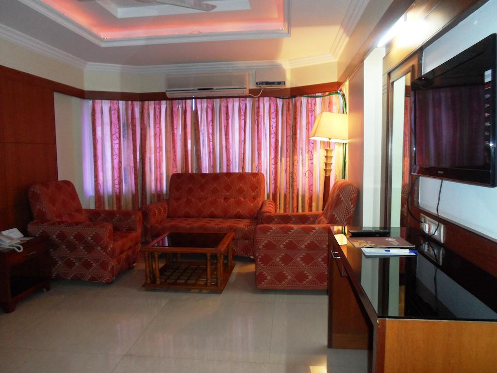 Hotel Plr Grand Tirupati Extérieur photo